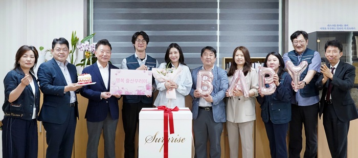 ▲ 김우연 원장이 27일 출산을 앞둔 임직원 가정에 출산용품을 전달하는 ‘행복 출산꾸러미’ 복지제도를 시행하고, 첫 번째 꾸러미를 전달했다.ⓒ대전테크노파크