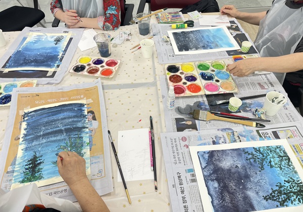 ▲ 미술치료 장면.ⓒ유성구