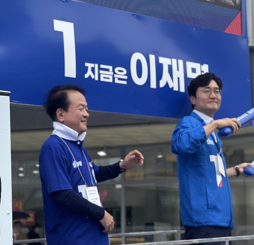 ▲ 이강진 세종갑지역위원장 등이 최근 세종시 보람동에서 이재명 후보 지원유세를 하고 있다.ⓒ민주당 세종시당