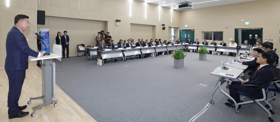 ▲ 이범석 청주시장이 27일 유네스코 국제기록유산센터에서 유네스코 자카르타 지역사무소와 공동으로 열린 국제회의에서 발언하고 있다.ⓒ청주시