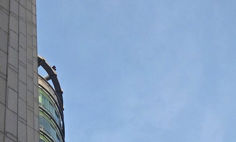 ▲ 13일 오후 서울 강남구의 한 빌딩에서 투신을 시도하는 사람이 있다는 신고가 접수돼 경찰과 소방 당국에 구조에 나섰다. ⓒ뉴시스