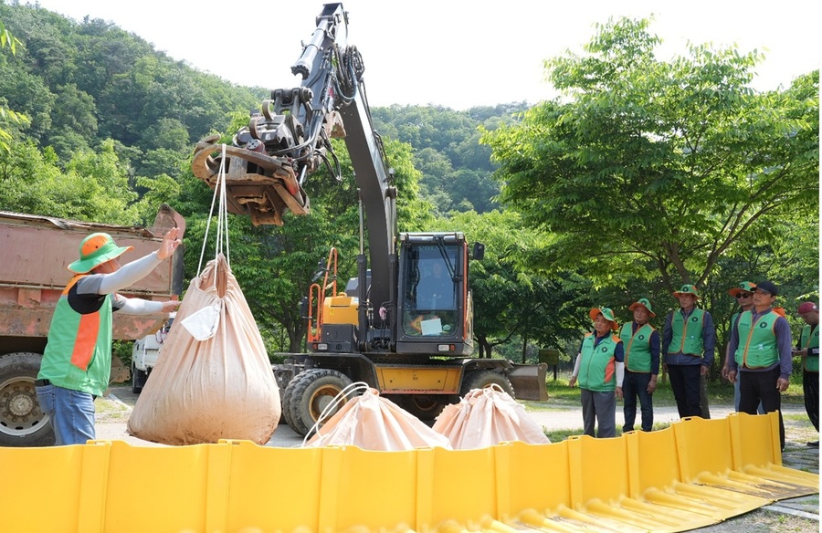 ▲ 음성군은 27일 원남면 조촌리에 위치한 원남테마공원 캠핑장에서 음성경찰서, 음성소방서, 한국전력공사 음성지사 등 8개 기관단체 관계자 150여 명이 참여한 가운데 ‘2025 재난대응 안전한국훈련’을 실시했다.ⓒ음성군