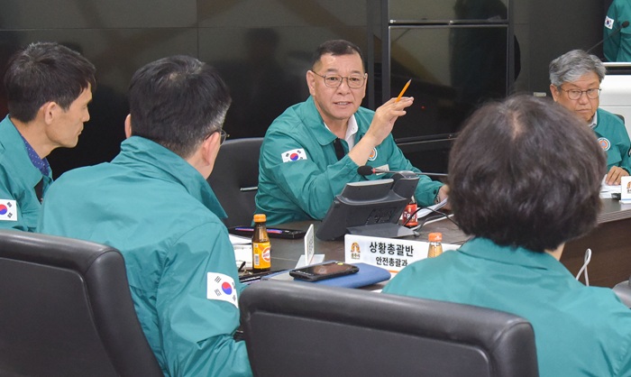 ▲ 최원철 충남 공주시장이 지난 26일 집중호우로 인한 금강·제민천 범람 상황을 가정해 '2025년 재난대응 안전한국훈련'에서 지시하고 있다.ⓒ공주시