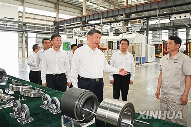 ▲ 중국 중부 허난성 뤄양시의 뤄양 베어링그룹 공장을 시찰한 시진핑 중국 국가 수석. 250519 신화통신 연합뉴스. ⓒ연합뉴스