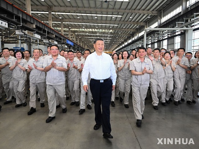 ▲ 시진핑 중국 국가 주석이 중국 중부 허난성 뤄양시의 뤄양 베어링그룹 공장을 방문해 제조업 현장을 점검하고 있다. 250519 신화/뉴시스. ⓒ뉴시스