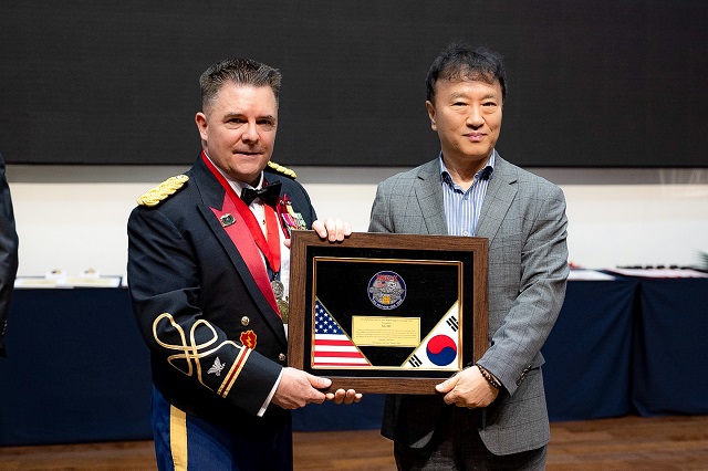 ▲ 임동필 경북문화관광공사 문화관광산업실장이 주한 미군 물자지원사령부 도너휴 사령관으로부터 받은 감사패를 받고 있다.ⓒ경북관광공사