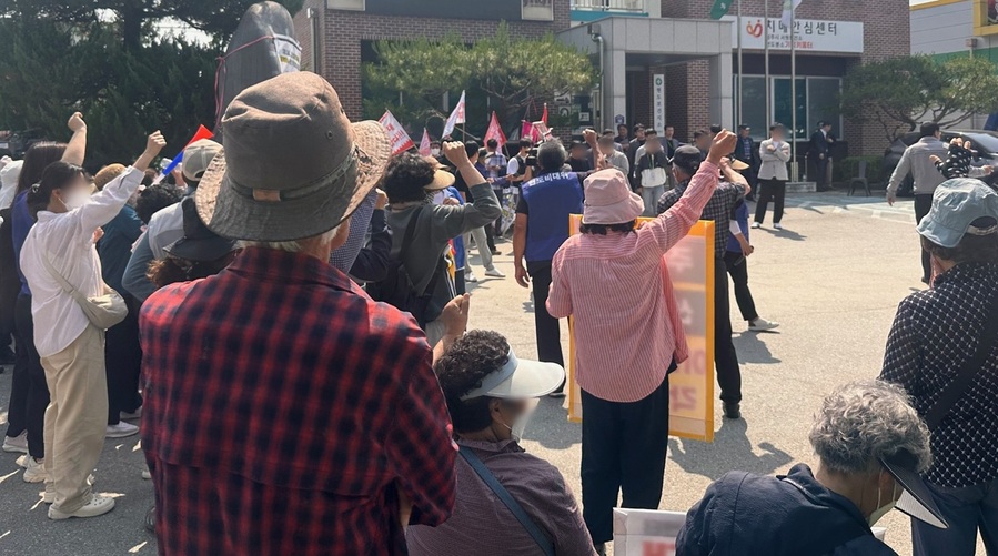 ▲ 생활자원회수센터 주민설명회 개최를 반대하는 주민들이 청사 입구에서 출입을 막고 있다.ⓒ청주시