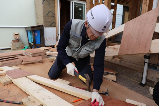 ▲ 원종규 코리안리 사장이 지난 22일 천안 해비타트 빌더스 스쿨에서 집짓기 봉사활동에 참여하고 있다.ⓒ코리안리