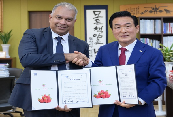 ▲ 백성현 충남 논산시장(오른쪽)이아랍에미리트 아부다비에 본사를 둔 세계적 기업 내셔널 트러스트 홀딩스 LCC의 돈 앤서니 씨 이사회 의장과 지난 26일 논산시청 시장에서 농식품 협력을 위한 업무협약을 체결한 뒤 기념촬영을 하고 있다.ⓒ논산시