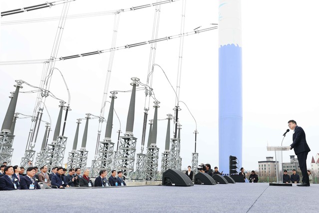 ▲ 최남호 산업통상자원부 2차관이 2일 충남 당진시 서해대교 인근 해상철탑에서 열린 '345kV 북당진-신탕정 송전선로 준공식'에 참석해 축사를 하고 있다. (사진=산업통상자원부 제공) 2025.04.02. ⓒ뉴시스