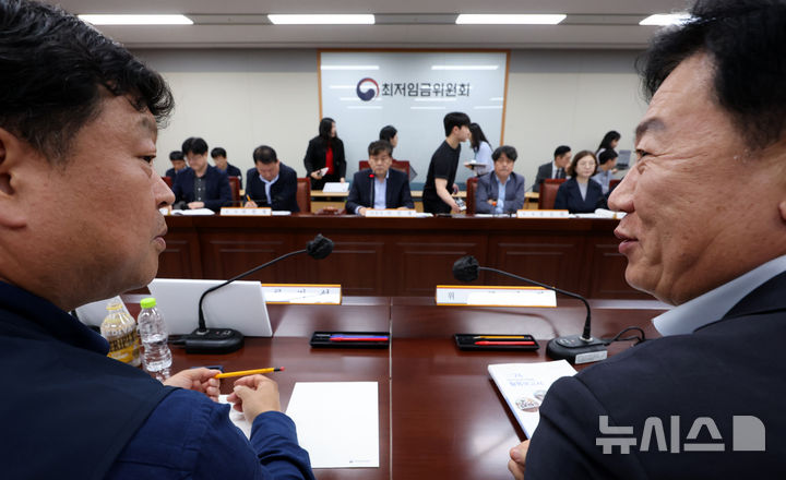 ▲ 지난달 22일 세종시 정부세종청사에서 열린 최저임금위원회 제1차 전원회의에서 류기정 사용자 위원(오른쪽)과 류기섭 근로자 위원이 대화하며 미소 짓고 있다.  ⓒ뉴시스