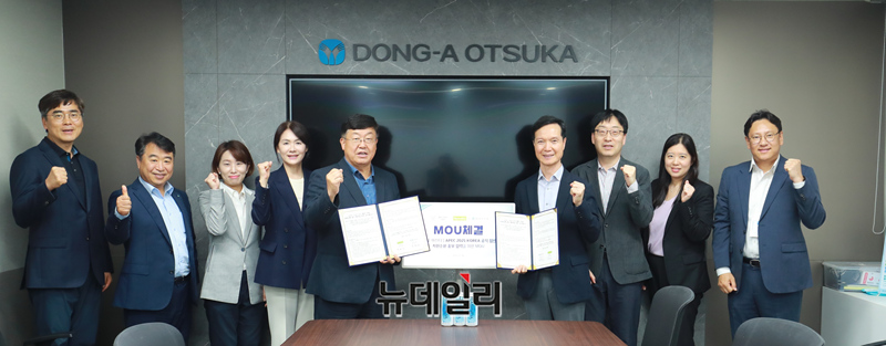 ▲ 동아오츠카 정진섭 영업전략팀장(왼쪽부터), 최석암 영업지원실 전무, 권보경 영업전략 책임, 이진숙 마케팅본부 전무이사, 박철호 대표이사 사장, 노벨리스코리아 박종화 대표이사, 차영진 부사장, 이서영 이사, 동아오츠카 이길표 마케팅전략팀장. ⓒ동아오츠카