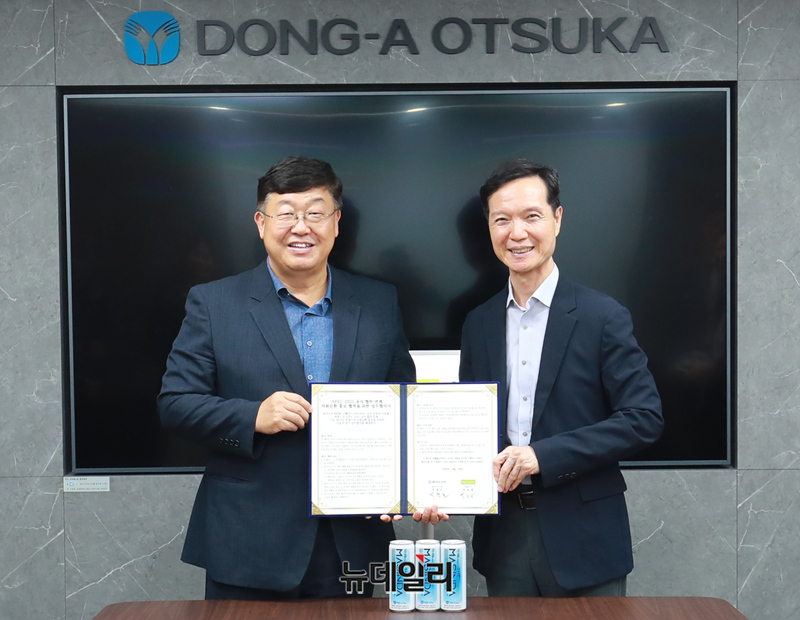 ▲ 동아오츠카 정진섭 영업전략팀장(왼쪽부터), 최석암 영업지원실 전무, 권보경 영업전략 책임, 이진숙 마케팅본부 전무이사, 박철호 대표이사 사장, 노벨리스코리아 박종화 대표이사, 차영진 부사장, 이서영 이사, 동아오츠카 이길표 마케팅전략팀장. ⓒ동아오츠카