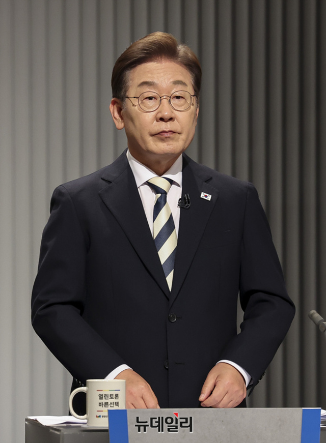 ▲ 지난 23일 2차 대선 후보자 TV 토론회에 앞서 이재명 더불어민주당 후보가 토론을 준비하고 있다.ⓒ국회사진기자단