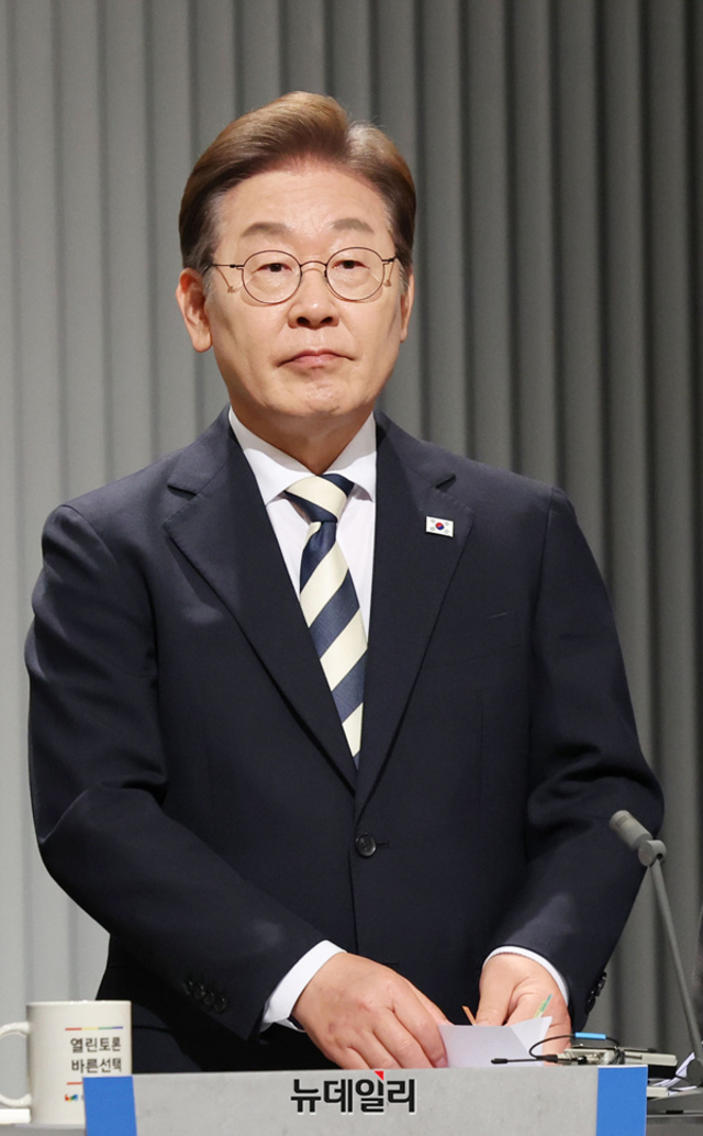 ▲ 지난 23일 2차 대선 후보자 TV 토론회에 앞서 이재명 더불어민주당 후보가 토론을 준비하고 있다.ⓒ국회사진기자단