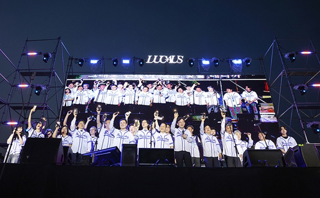 ▲ 2025 LUCAUS 축제. 박상규 총장과 보직자들, 학생 대표자들이 무대에 올라 공연을 하고 있다.ⓒ중앙대