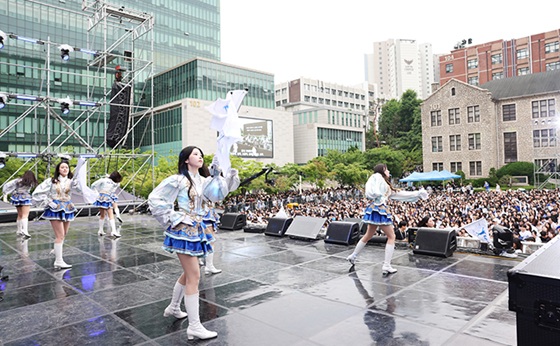 ▲ 응원단 ‘후라씨’가 무대에서 공연을 하고 있다.ⓒ중앙대