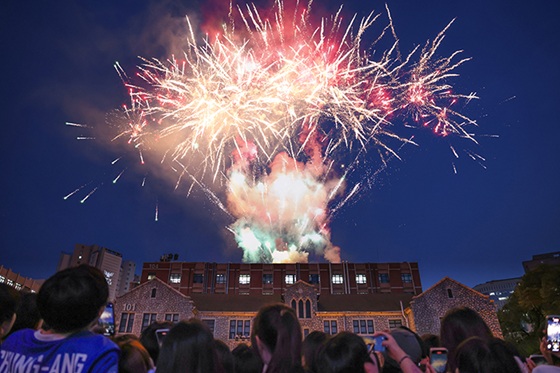 ▲ 불꽃놀이가 펼쳐지고 있다.ⓒ중앙대