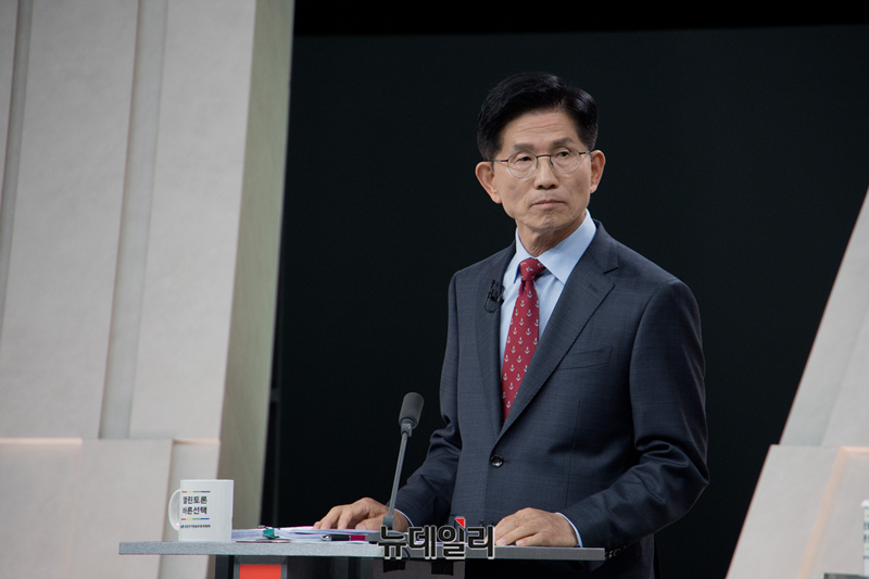 ▲ 김문수 국민의힘 대선 후보가 27일 서울 마포구 상암동 MBC 스튜디오에서 진행된 정치 분야 TV토론회를 준비하고 있다. (사진=국회사진기자단)