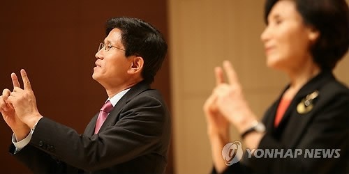 ▲ 경기도지사 시절 수화로 노사연의《먼남》을 부르는 김문수-설난영 부부 모습. ⓒ 
연합뉴스