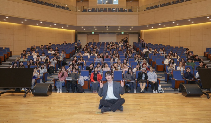 ▲ 허성범 강연자가 학생들과 기념 촬영을 하고 있다.ⓒ한양대 ERICA