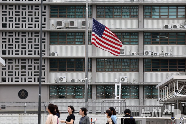 ▲ 서울 종로구 주한 미국대사관 게양대에 조기가 걸려있다. 240911 ⓒ뉴시스