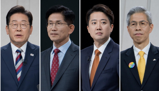 ▲ 27일 21대 대선 후보 마지막 토론이 열렸으나 정책 대결보다는 개인적인 인식 공격 등 난타전을 벌이면서 최악의 대선 토론이라는 비판이 제기됐다. 사진 왼쪽부터 이재명 더불어민주당·김문수 국민의힘·이준석 개혁신당·권영국 민주노동당 대선 후보가 27일 서울 마포구 상암동 MBC 스튜디오에서 진행된 정치 분야 TV토론회를 준비하고 있다.ⓒ국회사진기자단