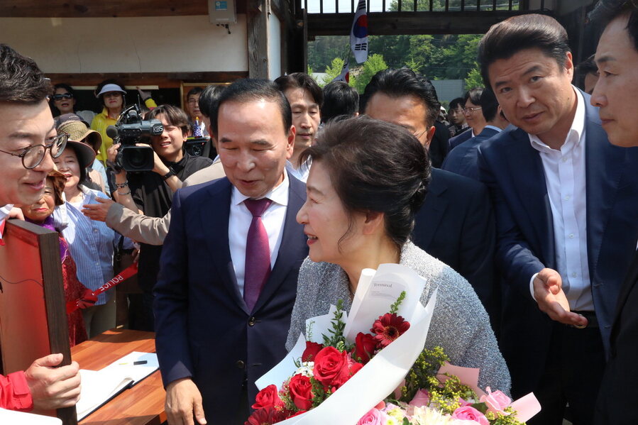 ▲ 27일 충북 옥천군 옥천읍 육영수 생가를 찾은 박 전 대통령은 육 여사 영정 앞에 헌화를 한 후 10여 분간 내부를 둘러봤다. 박 전 대통령은 “김문수 국민의힘 대선 후보가 부모님 생가를 다녀가셨다는 소식을 듣고 저도 찾아뵙게 됐다”며 “어머니는 스스로 자제, 절제를 많이 하셨고, 공과 사를 아주 엄격하게 구분하라고 가르치던 모습이 생각난다”고 말했다. 사진은 박근혜 전 대통령이 27일 충북 옥천군 육영수 여사 생가에서 지지자들과 인사를 하고 있다.ⓒ국민의힘