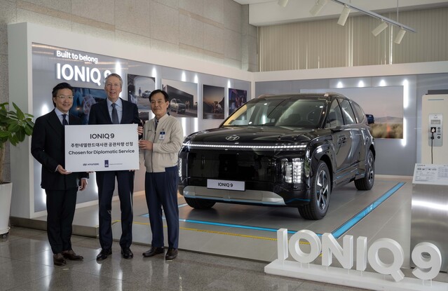 ▲ 현대차 아산공장에서 진행된 아이오닉 9 주한네덜란드대사관 공식 관용차 전달식에서 참석자들이 기념 촬영을 하고 있다. (왼쪽부터) 현대차 GPO 김일범 부사장, 페이터 반 더 플리트(Peter van der Vliet) 주한네덜란드대사, 현대차 아산공장장 박세국 전무. ⓒ현대차