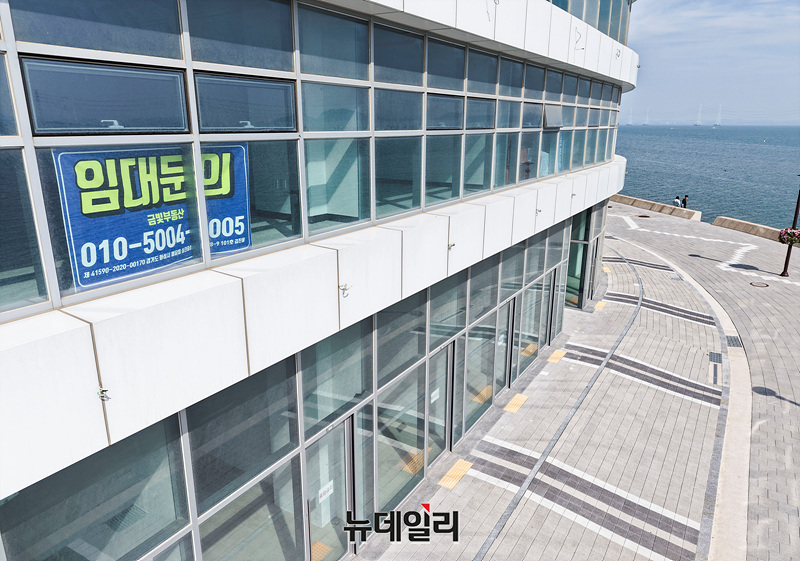 ▲ 26일 오후 경기 시흥시에 조성된 인공서핑장 '웨이브 파크' 인근 상가 유리창에 임대문의 관련 전단지가 붙어 있다. ⓒ서성진 기자