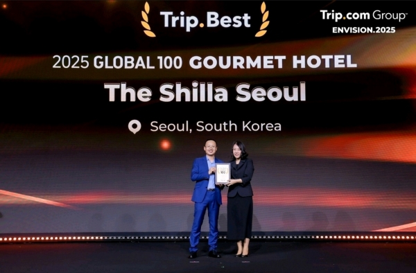 ▲ 이달 26일 트립닷컴 상해 본사에서 진행된 Trip.Best 시상식에서 서울신라호텔이 ‘2025 트립·베스트 글로벌 100 고메 호텔’을 수상하고 있다. (사진 왼쪽부터) 트립닷컴 브루스 두(Bruce Du) 총괄 부서장, 서울신라호텔 황유나 인차지 ⓒ서울신라호텔