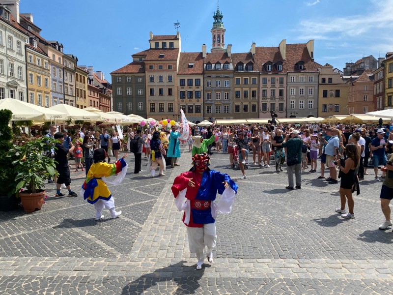 ▲ 천하제일탈공작소의 바르샤바 거리예술축제 탈춤 공연.ⓒ문체부