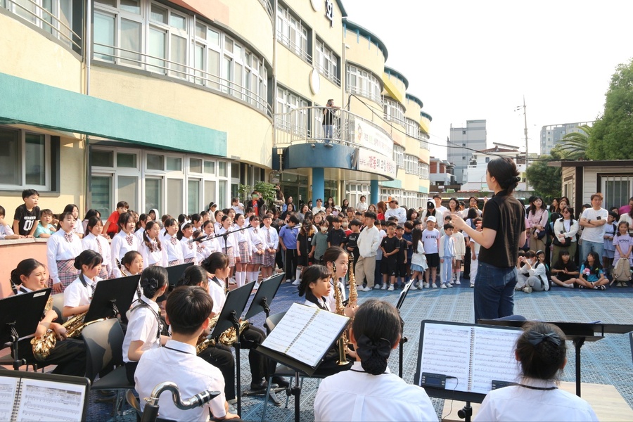 ▲ 27일 제주 인화초등학교 중앙현관에서 ‘아침 등굣길 음악회’공연이 진행되고 있다. ⓒ제주특별자치도 교육청 제공