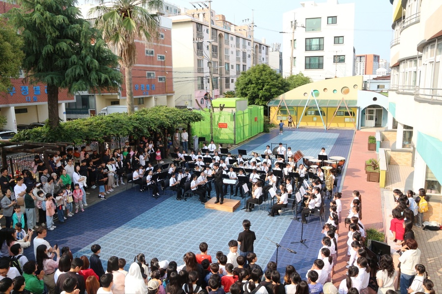 ▲ 27일 제주 인화초등학교 중앙현관에서 ‘아침 등굣길 음악회’공연이 진행되고 있다. ⓒ제주특별자치도 교육청 제공