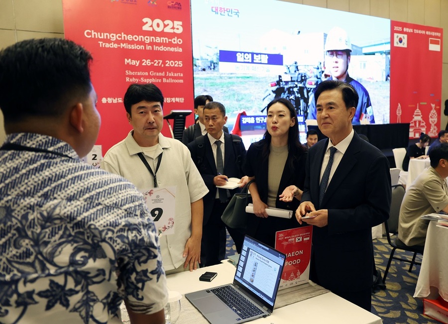 ▲ 김태흠 충남도지사가 27일 인도네시아 자카르타 쉐라톤호텔에서 열린 충남해외시장개척단 수출상담회에서 한 외국인 바이어와 대화를 하고 있다.ⓒ충남도