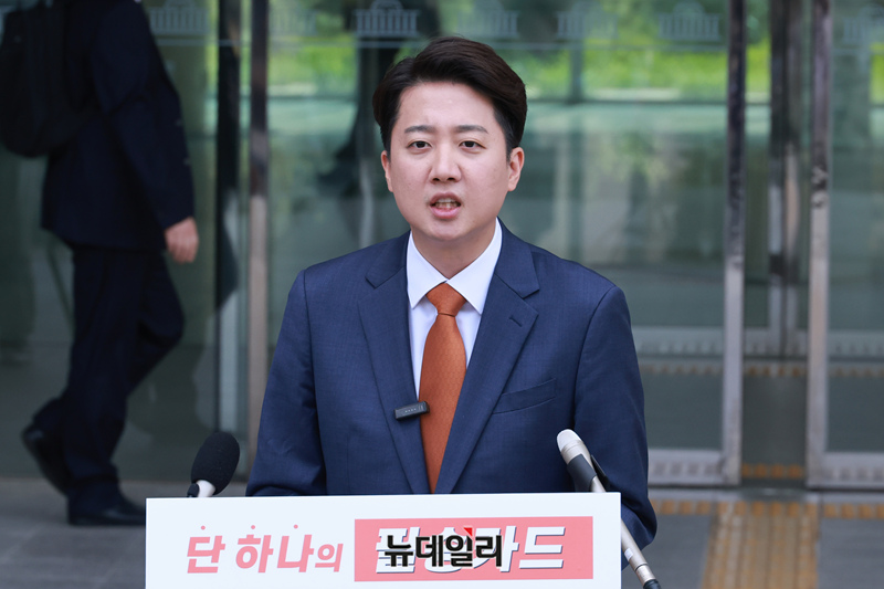 ▲ 이준석 개혁신당 대통령 후보가 27일 국회 소통관 앞에서 긴급 기자회견을 갖고 있다. ⓒ이종현 기자