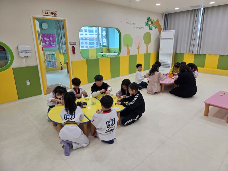 ▲ 천안시 다함께돌봄센터에서 아이들이 프로그램 활동을 하고 있는 모습.ⓒ천안시