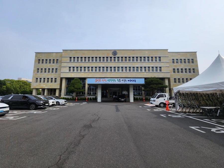 ▲ 지난 22일 숨진 제주의 한 중학교 교사를 추모하는 합동분향소가 설치된 제주특별자치도교육청 ⓒ노재균 기자