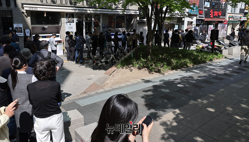 ▲ 지난 4월 SK텔레콤 해킹 사건 이후 유심 교체를 위해 줄을 선 가입자들.ⓒ뉴데일리DB