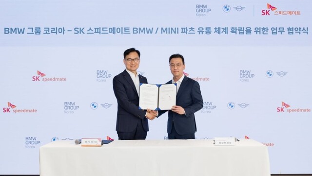 ▲ 안무인 SK스피드메이트 대표(왼쪽)가 27일 BMW코리아와 부품 사업 관련 업무협약을 맺고 정상천 BMW코리아 애프터세일즈 총괄본부장과 기념 촬영을 하고 있다. ⓒBMW코리아