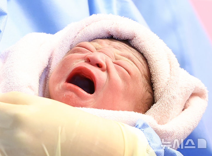 ▲ 새해 첫날인 1일 0시께 경기 고양시 일산차병원에서 엄마 구라겸 씨와 아빠 이효영 씨 사이에서 태어난 태명 꼬물이가 힘차게 울고 있다. ⓒ뉴시스