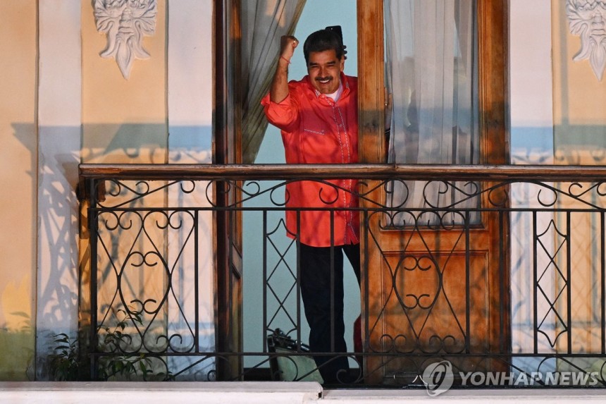 ▲ 25일(현지시간) 총선·지선 압승을 주장하며 주먹 쥐어 보이는 마두로 베네수엘라 대통령. ⓒ연합뉴스.