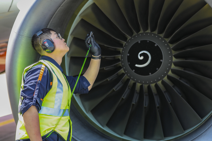 ▲ 제주항공 정비사가 항공기를 정비하고 있다, ⓒ제주항공