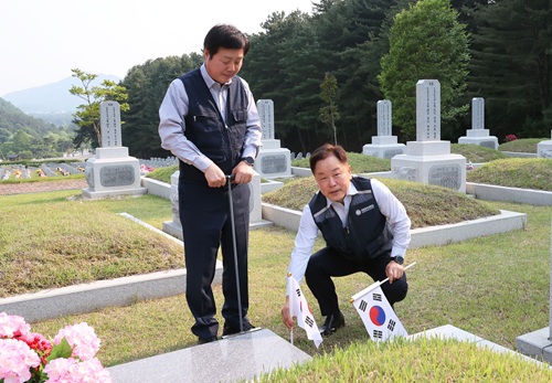 ▲ 임경호 국립공주대학교 총장이 지난 27일 국립대전현충원에서‘태극기 꽂기’봉사활동을 하고 있다.ⓒ국립공주대