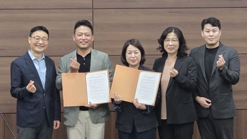 ▲ 호서대와 인터리젠이 MOU를 맺고 이진택 대표(좌에서 두번째)와 강소라 학과장(좌에서 세번째) 등이 기념촬영을 하고 있다.ⓒ호서대