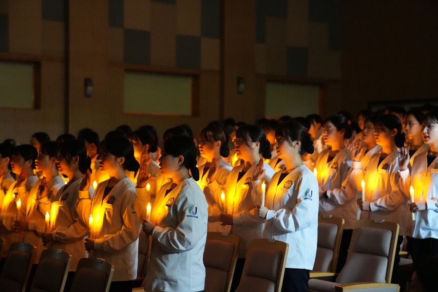 ▲ 지난 22일 실시된 ‘제주대학교 간호대학 2025년도 나이팅게일 선서식’에 참석한 간호학과 3학년 학생 72명이 선서하고 있다. ⓒ제주대학교 제공