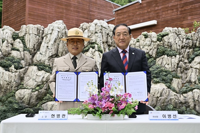 ▲ 속초문화관광재단(이사장 이병선)과 설악산국립공원사무소가 28일 설악산국립공원사무소 야외 쉼터에서 업무협약을 체결하고 상호 협력을 통한 지역발전 의지를 다졌다. 이번 협약으로 양 기관은 설악산을 주제로 하는 문화예술 교육을 기획하고 콘텐츠를 공동으로 개발하는 등 지역 사회의 협력 커뮤니티를 강화한다.ⓒ속초시