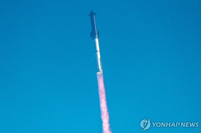 ▲ 27일(현지시간) 미국 텍사스주 보카치카 해변 스타베이스 기지에서 발사된 스페이스X의 우주선 스타십. 출처=AFPⓒ연합뉴스