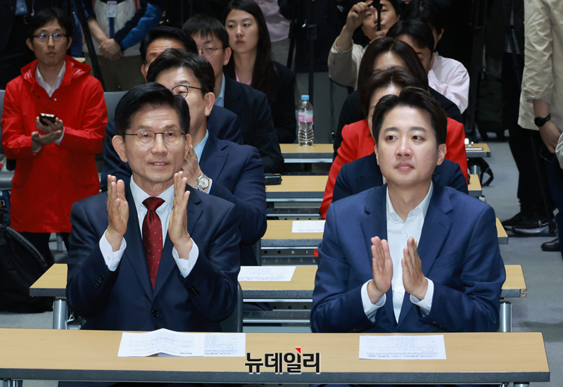 ▲ 김문수 국민의힘 대선 후보와 이준석 개혁신당 대선 후보가 19일 오전 서울 중구 서울시청에서 열린 '약자와 동행하는 서울' 토론회에 참석해 앉아 있다. ⓒ이종현 기자