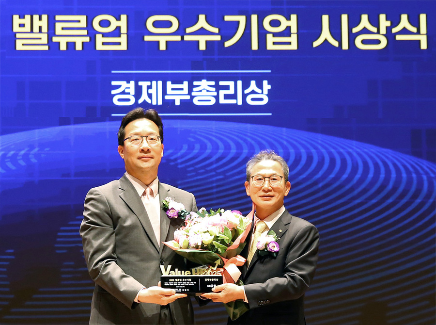 ▲ 지난 27일 서울 여의도 한국거래소에서 열린 밸류업 우수기업 시상식에서 양종희 KB금융그룹 회장(오른쪽)과 윤인대 기획재정부 차관보(왼쪽)가 기념 촬영을 하고 있다. ⓒKB금융